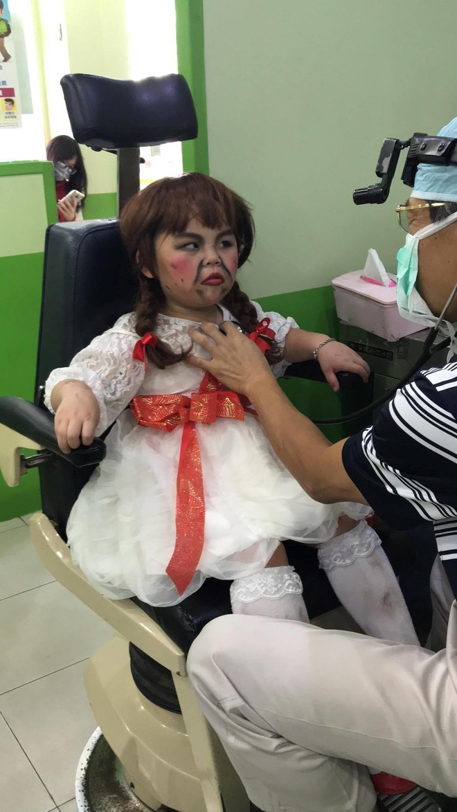 Khi Annabelle mọc râu và phải đi khám bệnh ngay sau bữa tiệc Halloween cùng các bạn - Ảnh 3.