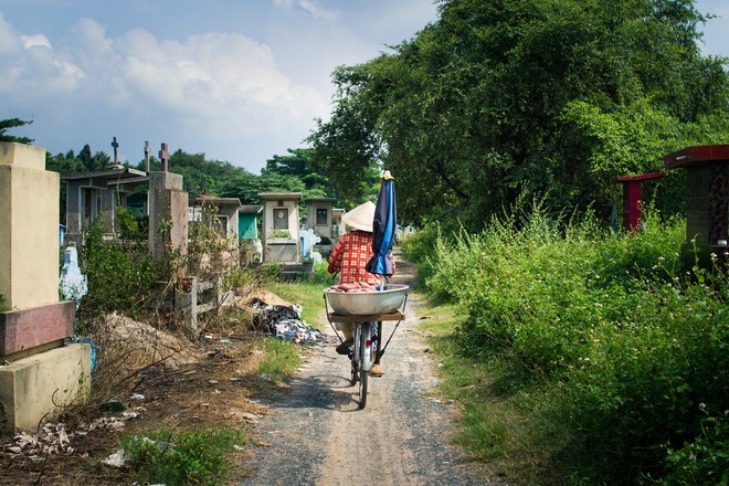 Cuộc sống của những người dân cuối cùng trong nghĩa trang lớn nhất Sài Gòn - Ảnh 3.