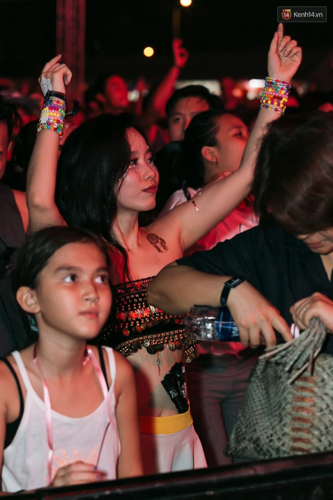 Cô gái gây tranh cãi khi mặc áo bra quẩy tại Tiesto Show vừa qua ở Hà Nội - Ảnh 3.