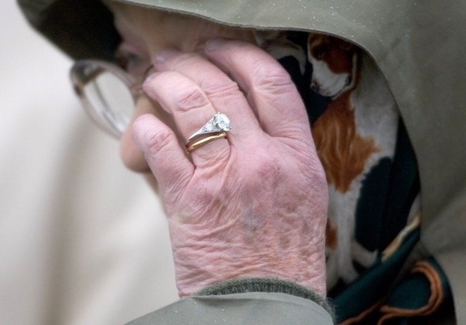 Không phải đi có tiền là mua được, nguồn gốc viên kim cương trên chiếc nhẫn đính hôn của Nữ hoàng Elizabeth cực kì đặc biệt - Ảnh 2.