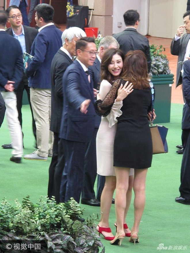 Hoa hậu Hồng Kông trẻ đẹp và hạnh phúc bên chồng đại gia, khoe nhẫn kim cương khủng với nụ cười rạng rỡ - Ảnh 5.