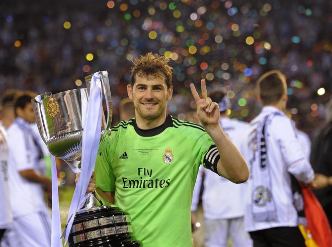 Thánh Iker Casillas đi ăn tối với vợ xinh giữa tin đồn ký hợp đồng với Liverpool - Ảnh 3.