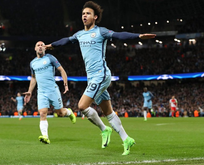 Sao Man City khoe hình xăm khủng trên lưng - Ảnh 2.