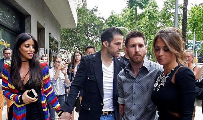 Messi sơ mi đóng thùng đến khai trương shop giày của Antonella và vợ Suarez - Ảnh 6.