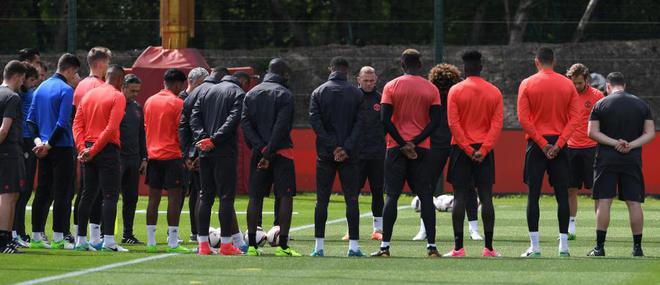 Xe cầu thủ Man Utd bị kiểm tra sau vụ nổ bom ở Manchester - Ảnh 7.