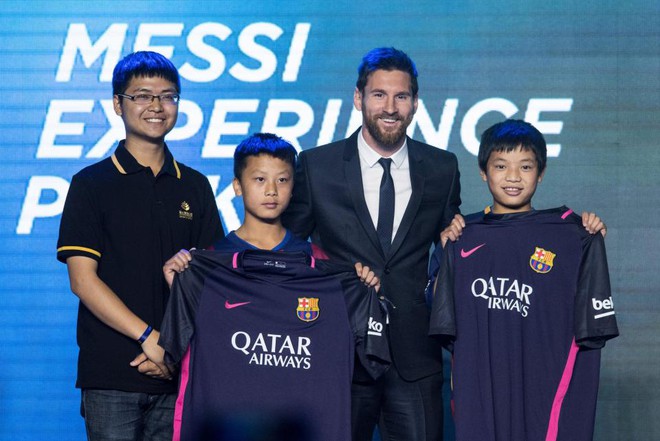 Messi đóng vest trang trọng, đến Trung Quốc mở công viên trò chơi - Ảnh 1.