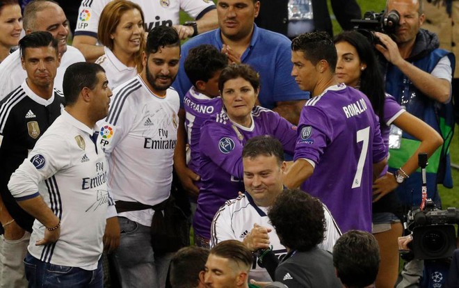 Người đẹp Georgina xuống sân hôn chúc mừng Ronaldo sau chiến tích lịch sử - Ảnh 7.