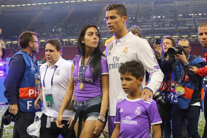 Ronaldo và Georgina đi khám bác sĩ, chuẩn bị đón super baby - Ảnh 1.