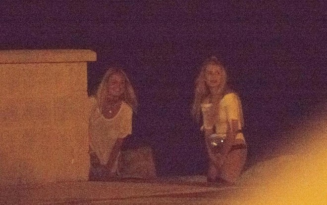 Em gái siêu mẫu Kate Moss bị bắt gặp say xỉn tới mức đi bậy trên mái nhà - Ảnh 1.
