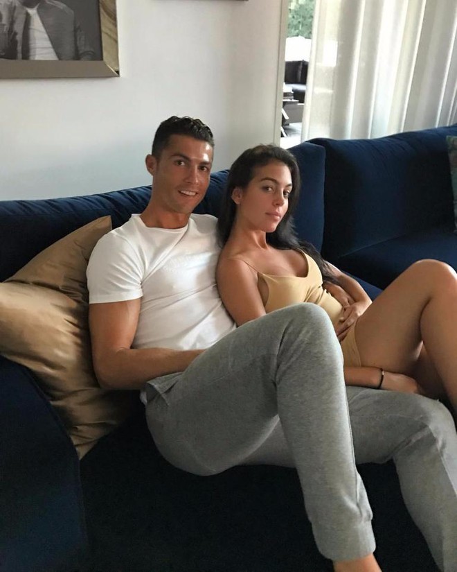 Ronaldo hạnh phúc khoe cặp song sinh một trai một gái - Ảnh 3.