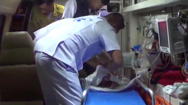 B&eacute; sơ sinh bị cha mẹ bỏ rơi cạnh th&ugrave;ng r&aacute;c, lao c&ocirc;ng hoảng sợ khi ph&aacute;t hiện b&eacute; bị kiến bu to&agrave;n th&acirc;n - Ảnh 2.