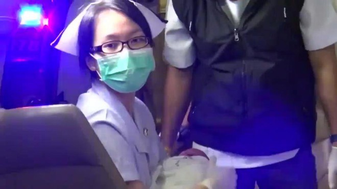 B&eacute; sơ sinh bị cha mẹ bỏ rơi cạnh th&ugrave;ng r&aacute;c, lao c&ocirc;ng hoảng sợ khi ph&aacute;t hiện b&eacute; bị kiến bu to&agrave;n th&acirc;n - Ảnh 3.