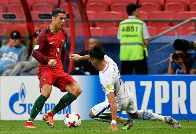 Ronaldo bất lực nhìn đồng đội liên tiếp sút hỏng penalty - Ảnh 1.