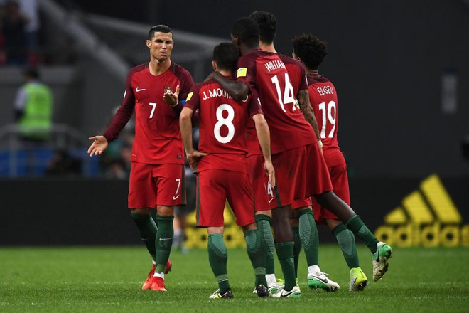 Ronaldo bất lực nhìn đồng đội liên tiếp sút hỏng penalty - Ảnh 6.
