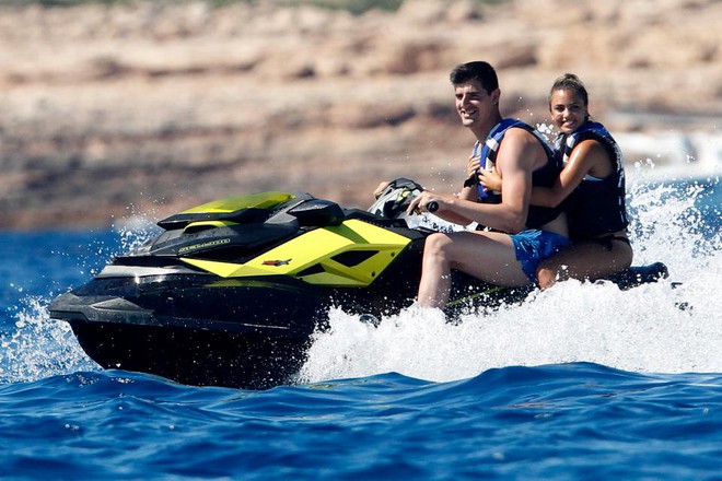 Thủ m&ocirc;n Courtois ra mắt bạn g&aacute;i mới tuyệt sắc - Ảnh 6.