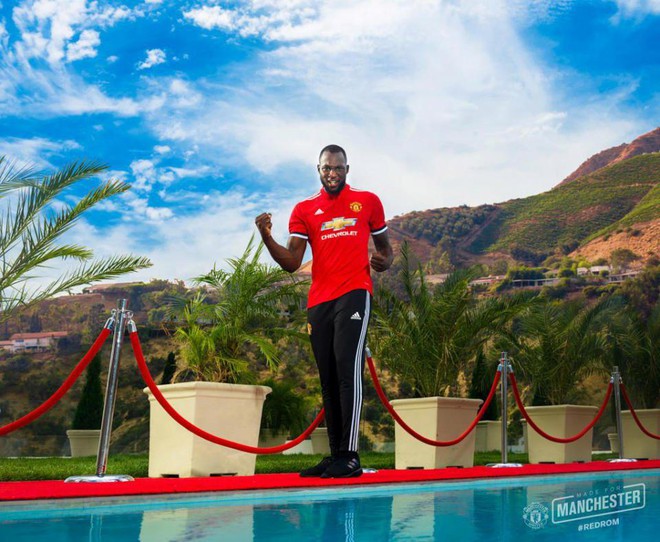 H&agrave;nh động biết tr&ecirc;n biết dưới của Lukaku với đ&agrave;n anh Ibrahimovic - Ảnh 1.