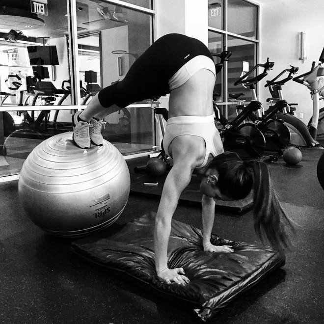 C&oacute; bạn g&aacute;i h&atilde;y như t&acirc;n binh của Man City: Dắt tay nhau v&agrave;o ph&ograve;ng gym - Ảnh 3.