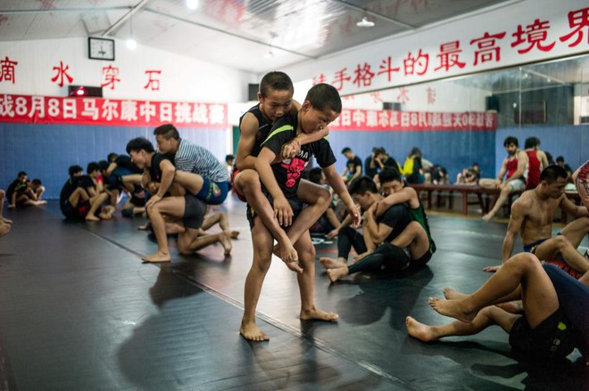 B&ecirc;n trong l&ograve; v&otilde; MMA Trung Quốc huấn luyện trẻ mồ c&ocirc;i 12 tuổi - Ảnh 5.