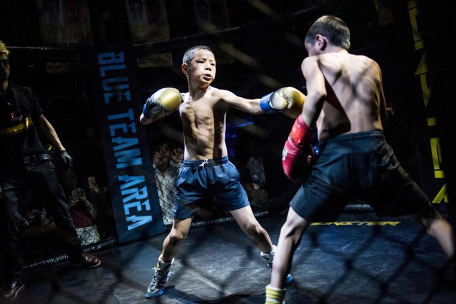 B&ecirc;n trong l&ograve; v&otilde; MMA Trung Quốc huấn luyện trẻ mồ c&ocirc;i 12 tuổi - Ảnh 2.
