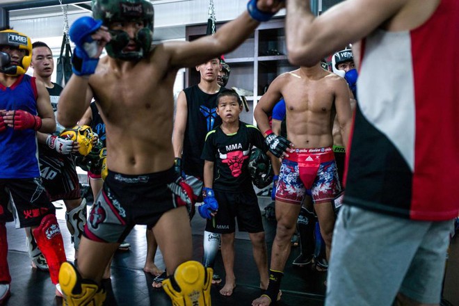 B&ecirc;n trong l&ograve; v&otilde; MMA Trung Quốc huấn luyện trẻ mồ c&ocirc;i 12 tuổi - Ảnh 7.
