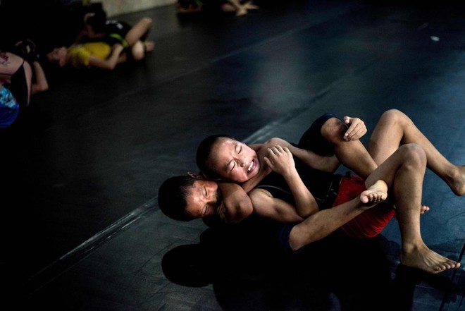 Bên trong lò võ MMA Trung Quốc huấn luyện trẻ mồ côi 12 tuổi - Ảnh 3.