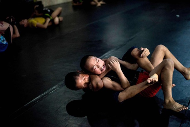 B&ecirc;n trong l&ograve; v&otilde; MMA Trung Quốc huấn luyện trẻ mồ c&ocirc;i 12 tuổi - Ảnh 3.