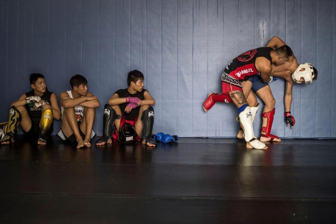 Bên trong lò võ MMA Trung Quốc huấn luyện trẻ mồ côi 12 tuổi - Ảnh 9.