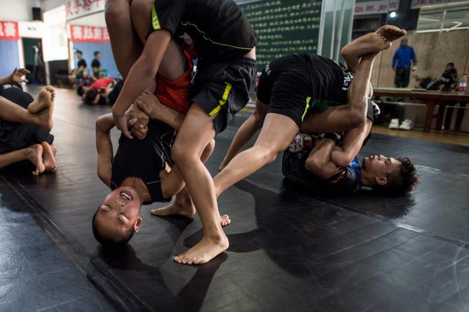 B&ecirc;n trong l&ograve; v&otilde; MMA Trung Quốc huấn luyện trẻ mồ c&ocirc;i 12 tuổi - Ảnh 10.