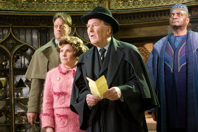 Robert Hardy - diễn viên đóng vai Bộ trưởng Bộ Pháp thuật "Harry Potter" qua đời  - Ảnh 1.