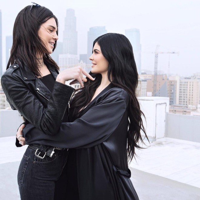 Kylie Jenner thừa nhận ghen tị với chị gái Kendall, muốn bỏ trốn vì áp lực của sự nổi tiếng - Ảnh 1.