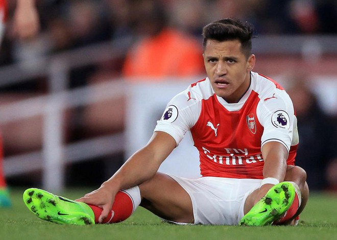 Du lịch ở Paris c&ugrave;ng bạn g&aacute;i, Sanchez quyết dứt &aacute;o sang PSG - Ảnh 3.