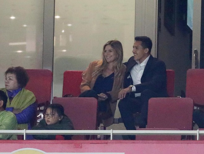 Du lịch ở Paris c&ugrave;ng bạn g&aacute;i, Sanchez quyết dứt &aacute;o sang PSG - Ảnh 1.