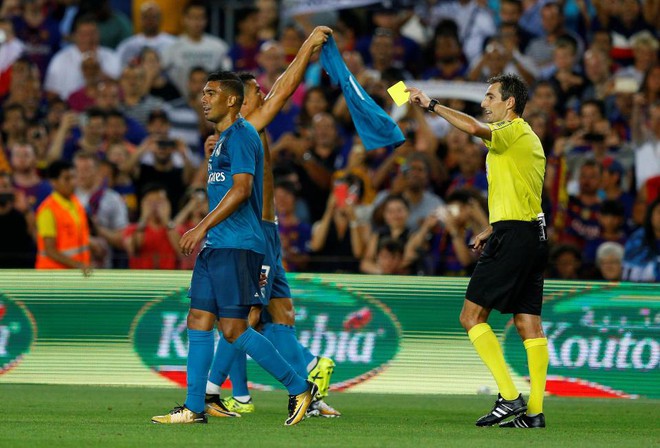 Ronaldo đá đểu Messi, ăn vạ và bị đuổi khỏi sân - Ảnh 2.
