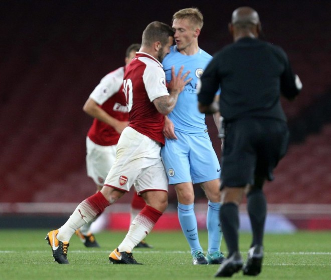 Sao Arsenal đấm gục cầu thủ trẻ Man City, nhận thẻ đỏ - Ảnh 3.