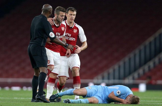 Sao Arsenal đấm gục cầu thủ trẻ Man City, nhận thẻ đỏ - Ảnh 4.