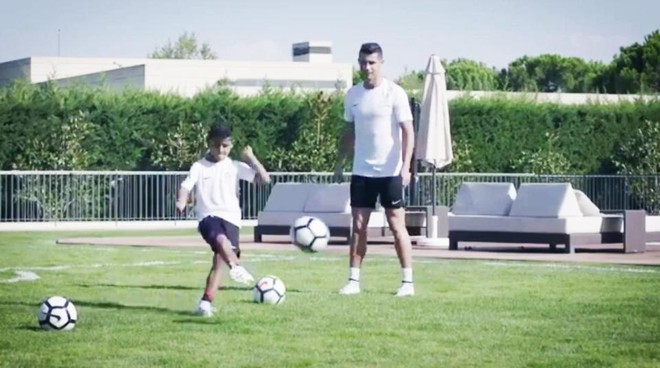 Ronaldo và Ferdinand hú hét tán thưởng kỹ năng sút bóng của Cristiano Jr - Ảnh 4.