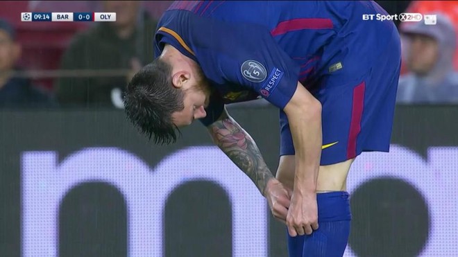Messi đã ăn vật gì giấu trong ống giày? - Ảnh 1.