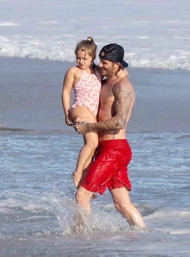 Loạt ảnh chứng minh: D&ugrave; lớn thế n&agrave;o, Harper vẫn sẽ lu&ocirc;n l&agrave; c&ocirc;ng ch&uacute;a nhỏ trong v&ograve;ng tay che chở của Beckham - Ảnh 24.