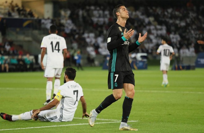 Ronaldo ngơ ngác rồi bực tức khi CĐV hô vang tên Messi - Ảnh 3.