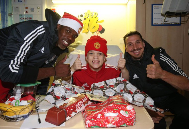 Sao Man Utd mang Giáng sinh ấm áp đến trẻ em nghèo - Ảnh 1.