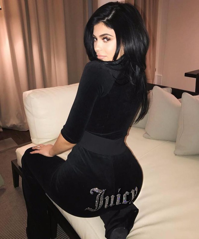 Kylie Jenner xuất hiện hạnh phúc bên bạn trai giữa tin đồn đã bí mật sinh con - Ảnh 4.