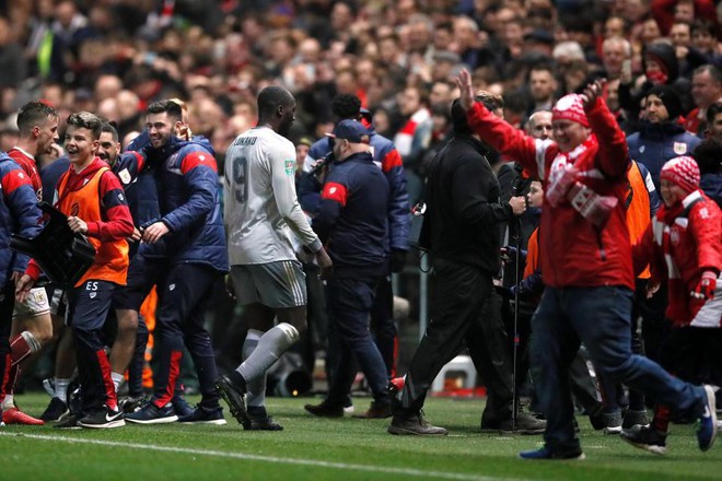 Đánh bại Man Utd, đội hạng nhất phát cuồng như vừa vô địch - Ảnh 7.