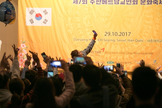 Ngô Kiến Huy đại diện Việt Nam biểu diễn cho Lễ hội văn hoá tại Hàn Quốc, hớp hồn fan nữ bằng loạt hit sôi động - Ảnh 6.