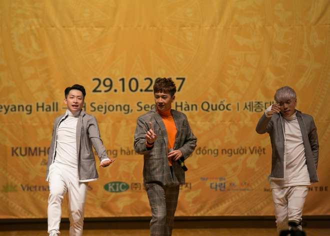 Ngô Kiến Huy đại diện Việt Nam biểu diễn cho Lễ hội văn hoá tại Hàn Quốc, hớp hồn fan nữ bằng loạt hit sôi động - Ảnh 2.