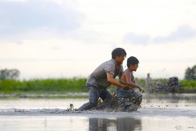 Lương Mạnh Hải phải ăn gián, chạy 12 tiếng dưới nắng để vào vai anh chăn lợn - Ảnh 6.