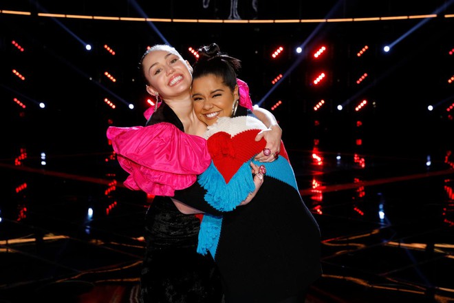 The Voice US: Miley Cyrus qu&aacute; nhọ, chưa g&igrave; đ&atilde; bị loại gần hết team! - Ảnh 9.