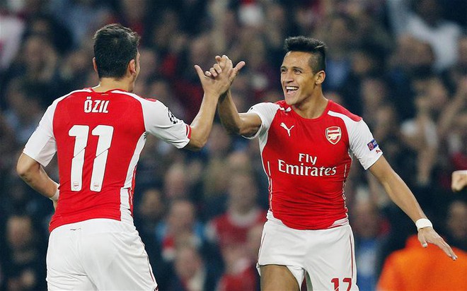 HLV Wenger hơn v&agrave; thua Sir Alex ở điểm n&agrave;o? - Ảnh 2.