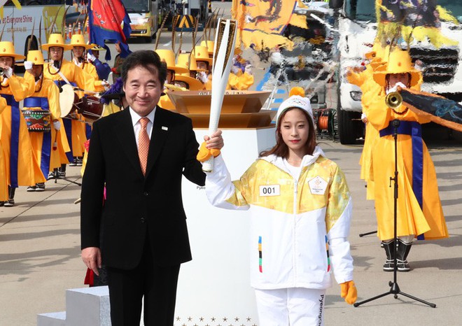 Suzy đẹp rạng ngời bên cạnh Yoo Jae-suk trong lễ rước đuốc Olympic mùa Đông 2018 - Ảnh 5.