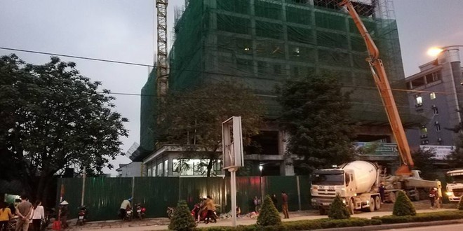 Nghệ An: Tiểu thương bỏ chạy toán loạn khi ống sắt dài 2m rơi thẳng xuống chợ - Ảnh 2.