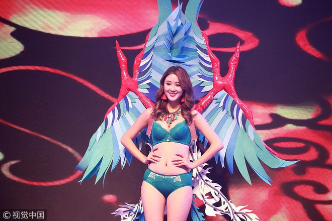 Victorias Secret Show phiên bản hội chợ Trung Quốc: Dàn người mẫu lộ bụng mỡ, nhái cánh thiên thần 1 cách trắng trợn - Ảnh 1.